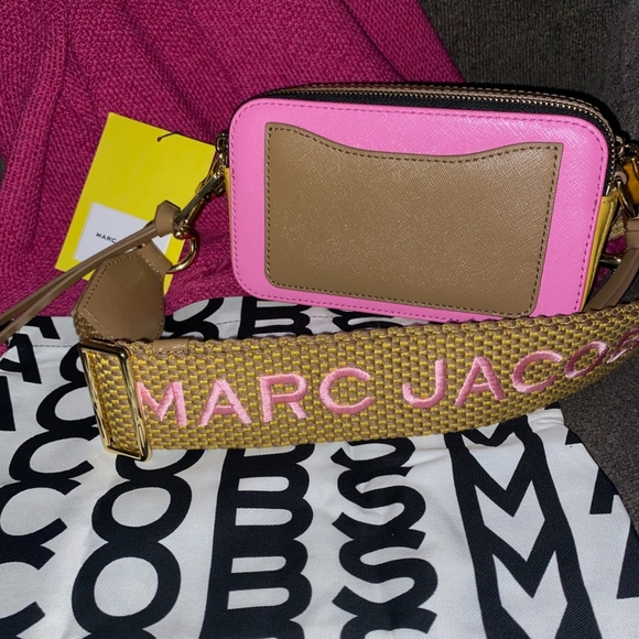 NWT- Marc Jacobs Camera Bag. Vibrant Pink /Tan Crossbody with Gold Accents - Picture 2 of 5